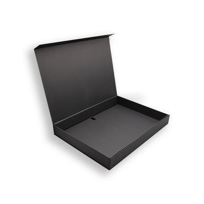 Caja Premium Tarjeta 1200g con Imán y Adhesivo - Plastificado Mate - Negro